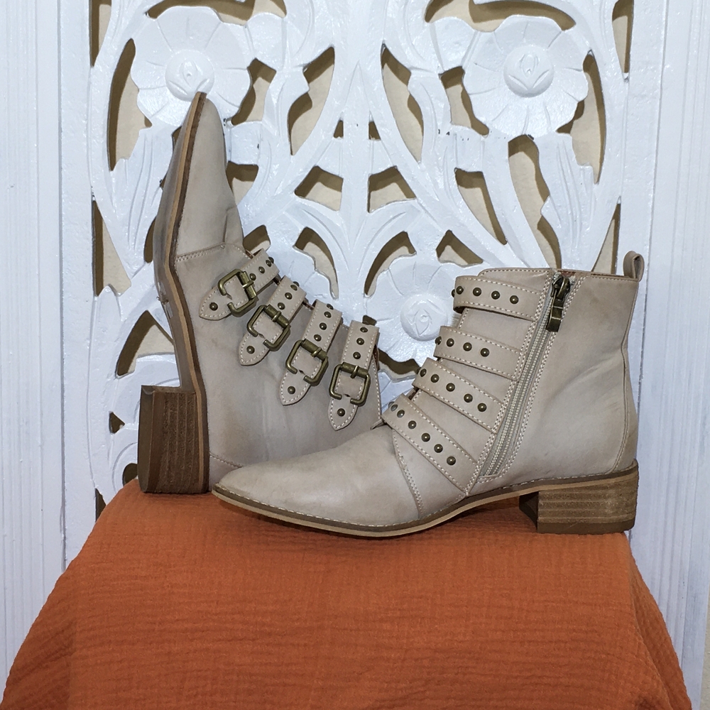CCOCCI Cream Ankle Leather Boots with Lace-Up and Stud Details Size 7